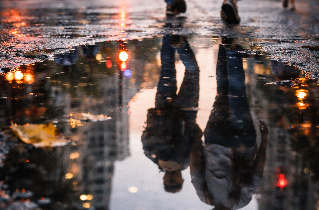 Escena urbana que muestra un detalle cotidiano en una calle transitada de la ciudad