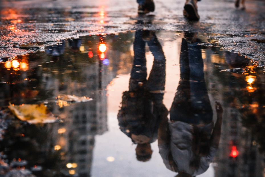 Escena urbana que muestra un detalle cotidiano en una calle transitada de la ciudad