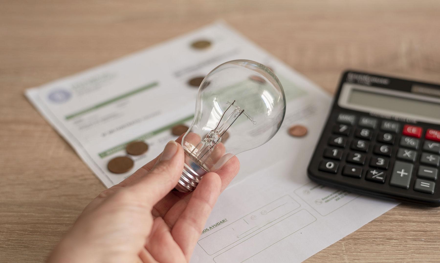 Factura de la luz en España con aumento de precio junto a gastos e impuestos que afectan el coste de vida en 2026