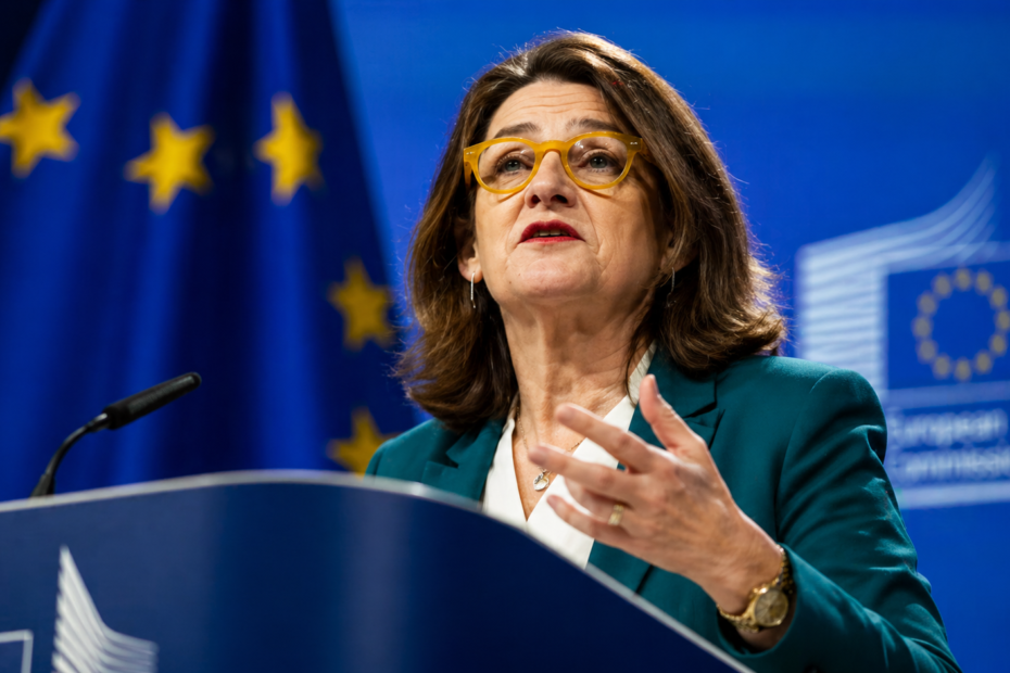 funcionaria de la Unión Europea hablando en conferencia sobre medidas económicas ante el aumento del combustible