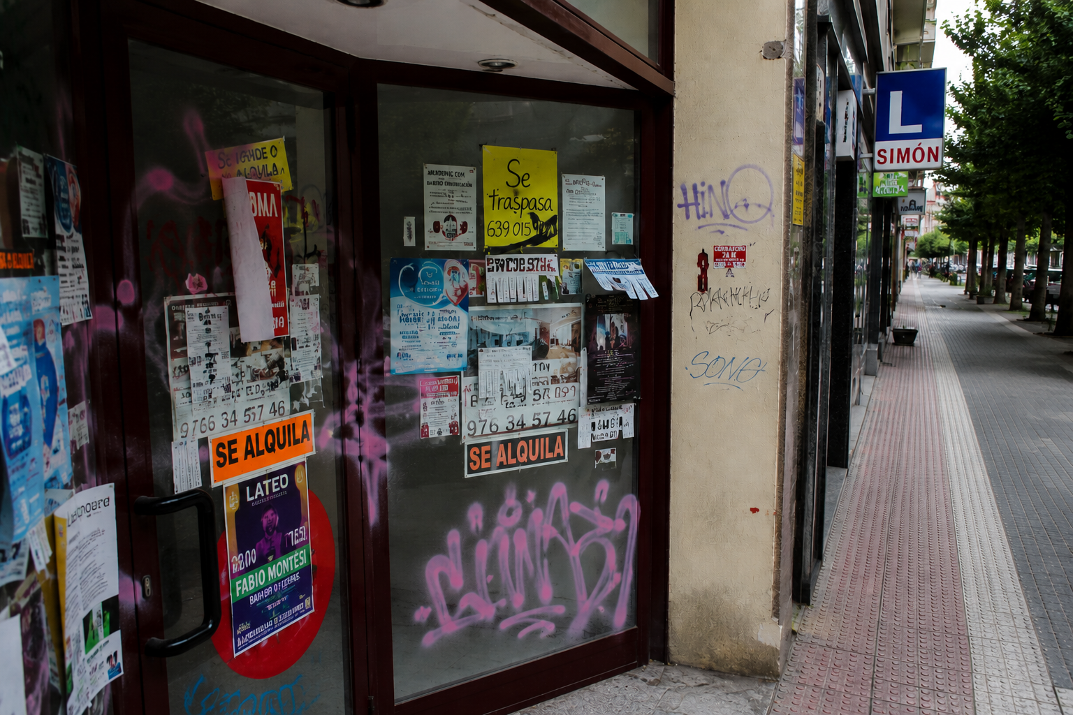 Local comercial vacío en una calle urbana que refleja el impacto económico y los desafíos financieros que enfrentan algunas empresas tras el vencimiento de créditos avalados en España