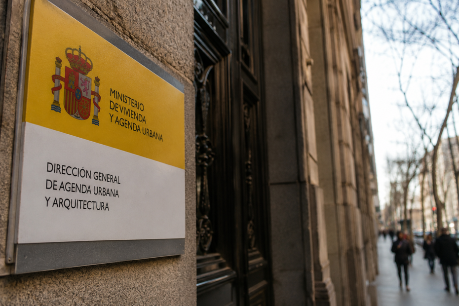 Entrada del Ministerio de Vivienda en España en una imagen relacionada con la regulación de pisos turísticos y alquileres de corta duración