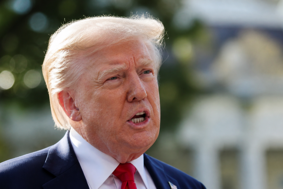 Donald Trump hablando sobre medidas económicas que afectan el comercio internacional