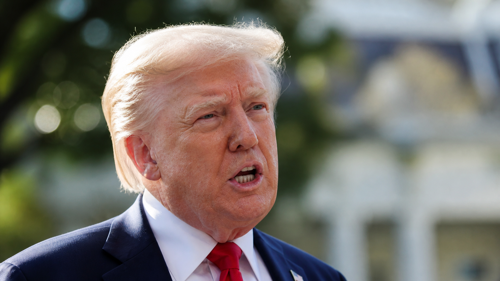 Donald Trump hablando sobre medidas económicas que afectan el comercio internacional