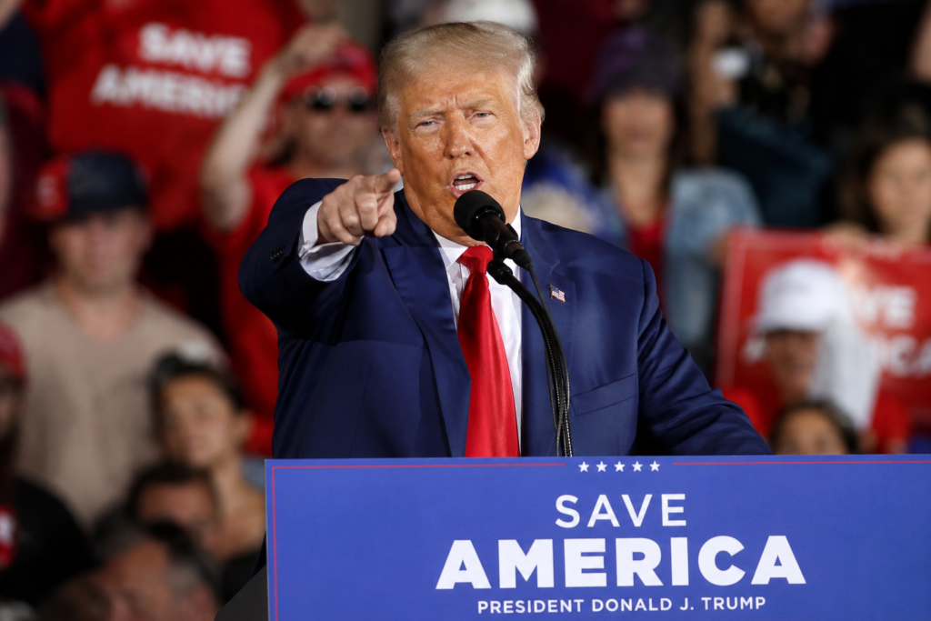 Donald Trump durante un mitin republicano en Estados Unidos en plena campaña de primarias para las elecciones de 2026