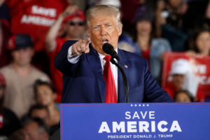 Donald Trump durante un mitin republicano en Estados Unidos en plena campaña de primarias para las elecciones de 2026