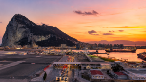 Vista panorámica del Peñón de Gibraltar y la ciudad durante el atardecer, relacionada con la salida de Gibraltar de la lista española de paraísos fiscales.