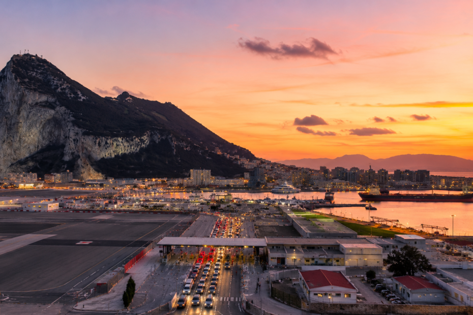 Vista panorámica del Peñón de Gibraltar y la ciudad durante el atardecer, relacionada con la salida de Gibraltar de la lista española de paraísos fiscales.