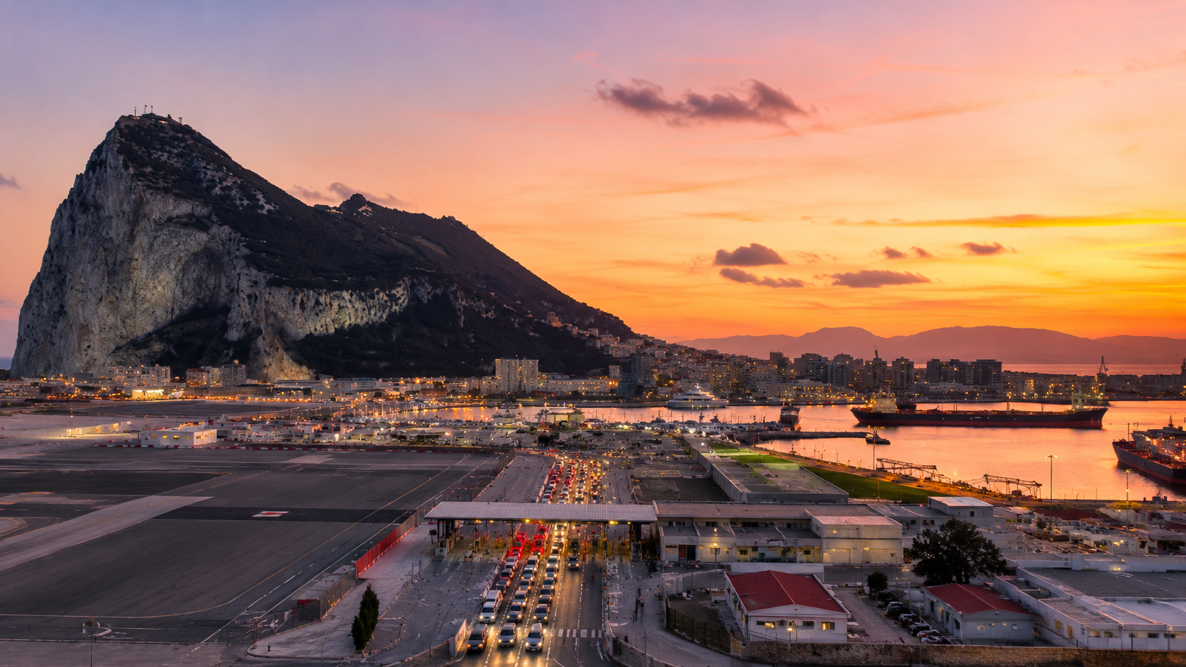 Vista panorámica del Peñón de Gibraltar y la ciudad durante el atardecer, relacionada con la salida de Gibraltar de la lista española de paraísos fiscales.