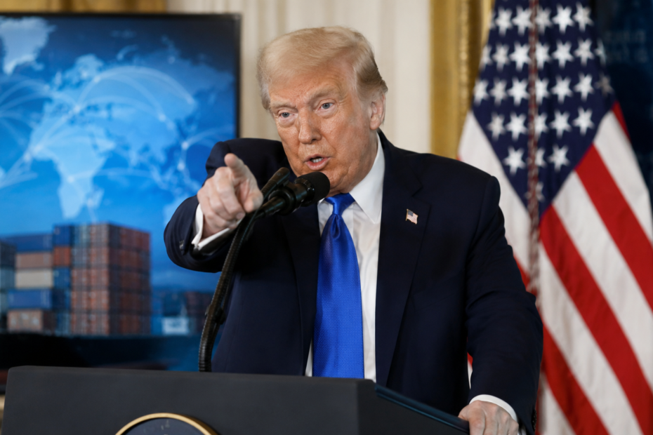 Donald Trump durante una comparecencia pública mientras anuncia nuevas amenazas de aranceles contra países europeos por los impuestos a las empresas tecnológicas.