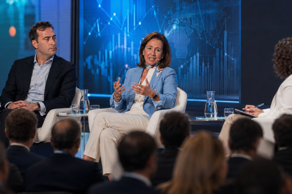 Ana Botín interviene en un foro económico junto a Carlos Cuerpo durante un debate sobre regulación, competitividad y crecimiento empresarial en Europa.